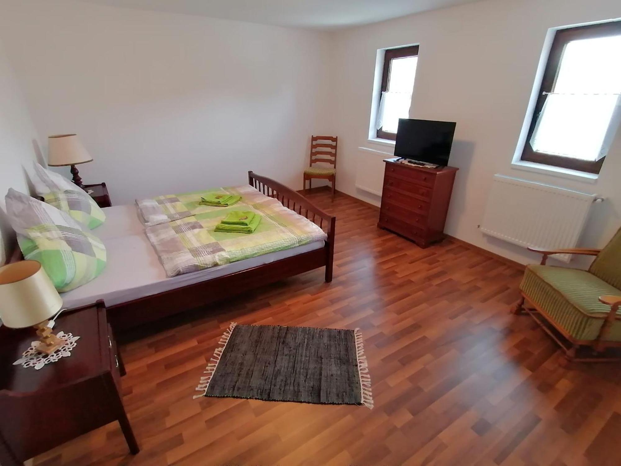 Casa Bunicii Hotel Sasca Montană Екстериор снимка