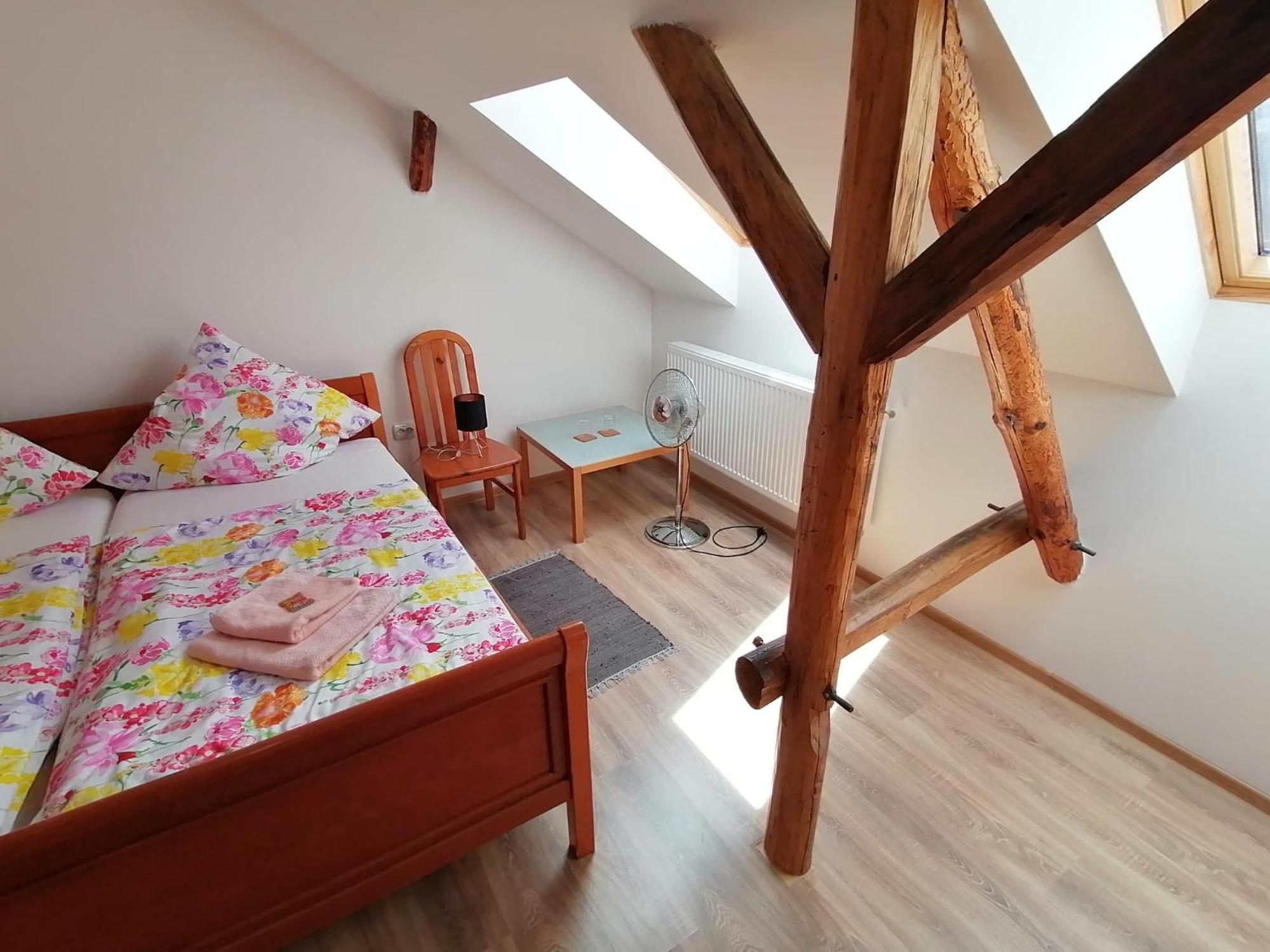 Casa Bunicii Hotel Sasca Montană Екстериор снимка