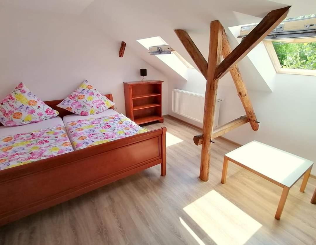 Casa Bunicii Hotel Sasca Montană Екстериор снимка