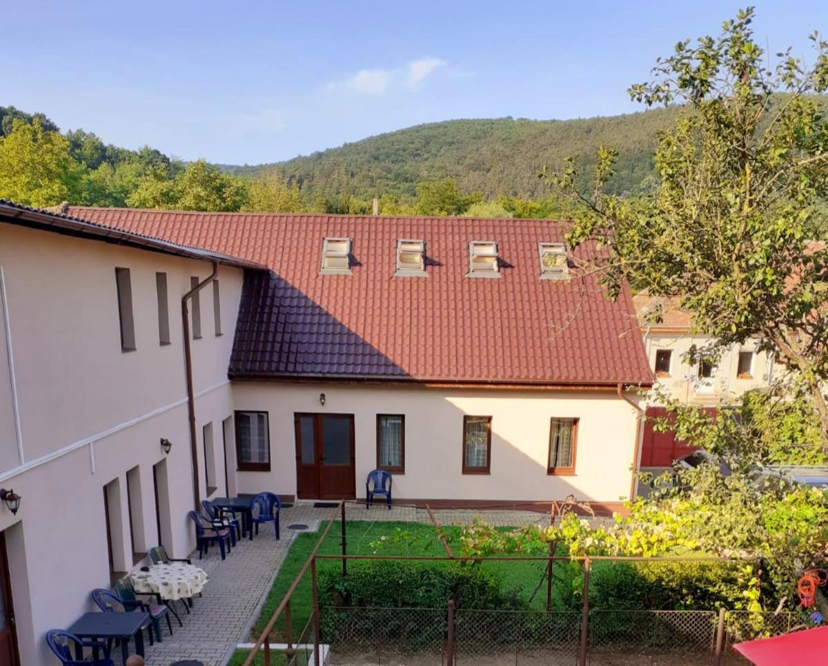 Casa Bunicii Hotel Sasca Montană Екстериор снимка