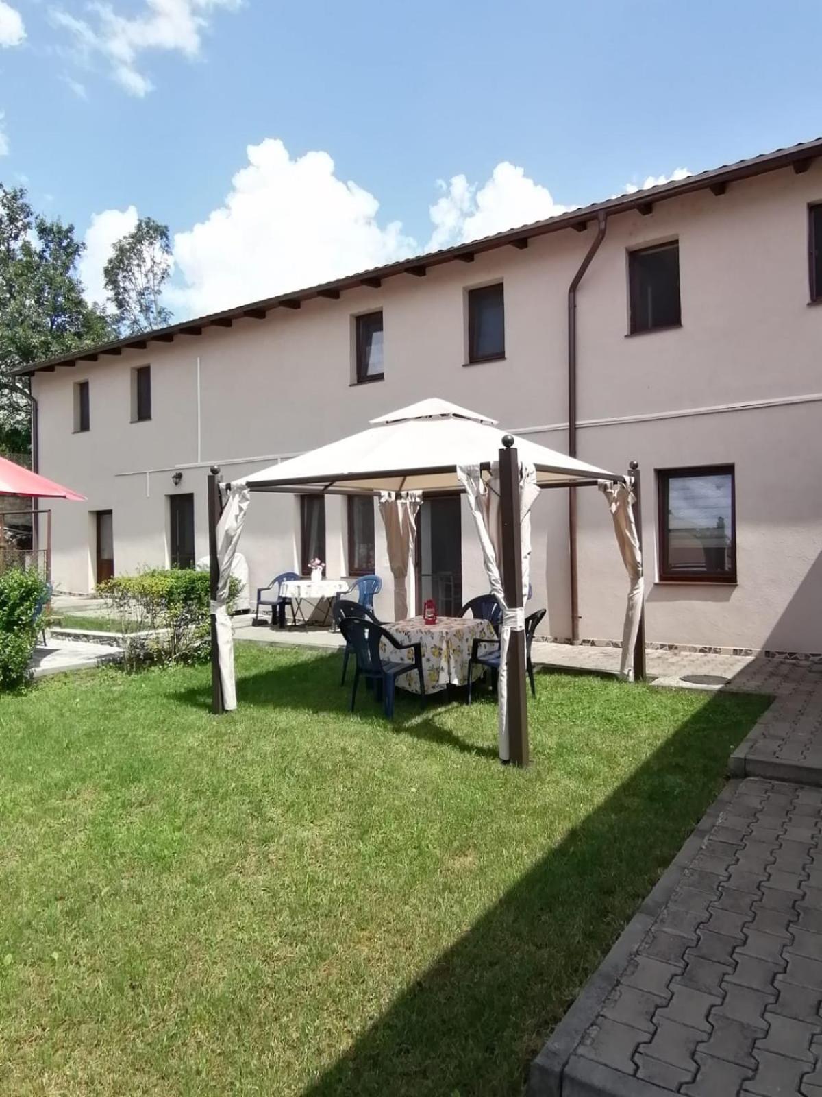 Casa Bunicii Hotel Sasca Montană Екстериор снимка